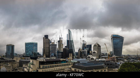 City of London, London, Großbritannien, 26. Oktober 2017. Düstere Wolken über ikonische moderne Gebäude in der Skyline der Finanz- und Versicherungsbranche Stadtteil von London an einem trüben, regnerischen Spätherbst Tag gedämpft, fast monochromen Ansicht zu erstellen. Ikonischen Wahrzeichen gehören Börse Tower, Tower 42 (Nat West Tower), Cheesegrater, Lloyd's Building, 20 Gracechurch Street und das Walkie-Talkie. Credit: Graham Prentice/Alamy Leben Nachrichten. Stockfoto