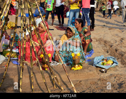 Mumbai, Maharashtra, Indien. 26 Okt, 2017. Anhänger feiern den chhath puja Festival am Juhu Beach in Mumbai. Credit: Azhar Khan/zuma Draht/alamy leben Nachrichten Stockfoto