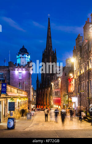 Blick auf die Royal Mile in der Dämmerung in Richtung der Nabe (Mitte) und Camera obscura & Welt der Illusionen (links) Edinburgh, Schottland, Vereinigtes Königreich. Stockfoto