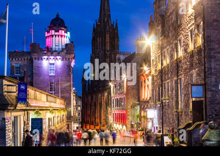 Blick auf die Royal Mile in der Dämmerung in Richtung der Nabe (Mitte) und Camera obscura & Welt der Illusionen (links) Edinburgh, Schottland, Vereinigtes Königreich. Stockfoto