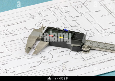 Bis auf einem Engineering Messschieber auf einer technischen Zeichnung Hintergrund schließen Stockfoto