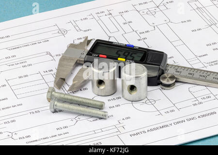 Nonius Messschieber, Schrauben und Teile auf einer technischen Zeichnung platziert Stockfoto