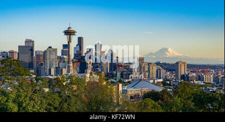 An einem klaren Tag, Mt Rainier kann hinter den Seattle stadtbild gesehen werden. Stockfoto