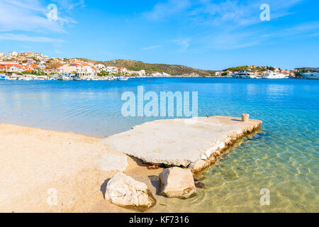 Kleine Anlegestelle an einem wunderschönen Strand in Rogoznica Stadt, Dalmatien, Kroatien Stockfoto