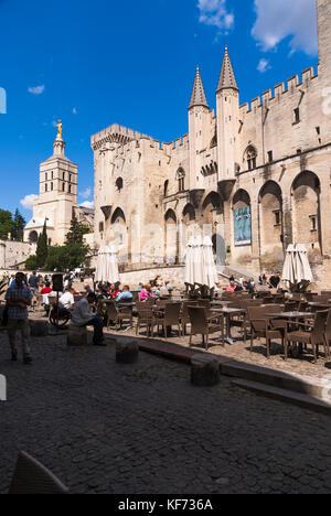 Restaurantterrasse vor dem Papstpalast (Palais des Papes). Avignon, Provence, Vaucluse, Frankreich. Stockfoto