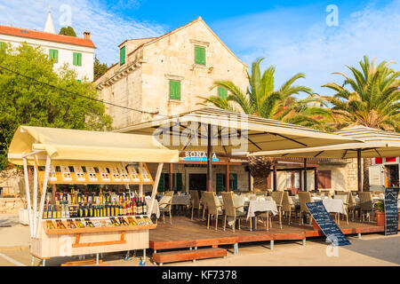 ROGOZNICA, KROATIEN - Sep 5, 2017: Traditionelles Restaurant mit Stativ mit Likör zum Verkauf in Rogoznica Altstadt an sonnigen Sommertagen, Dalmatien, Cr Stockfoto