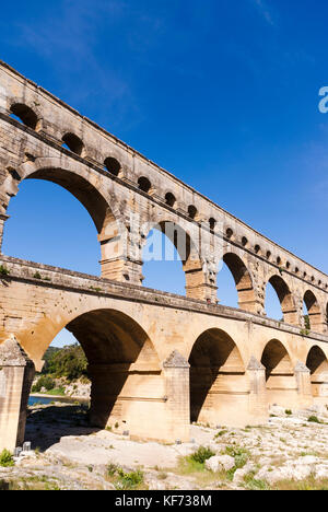 Der Pont du Gard, eine antike römische Aquädukt-Brücke, die den Fluss Gard in Südfrankreich überquert. Stockfoto