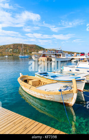 Angeln Boot Liegeplatz in kleinen Bucht in Sibenik, Dalmatien, Kroatien Stockfoto