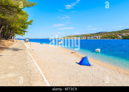 Blick auf den Strand in Primosten, Dalmatien, Kroatien Stockfoto