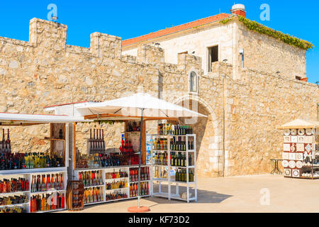 PRIMOSTEN, KROATIEN - Sep 5, 2017: Markt steht mit lokalen handgefertigte Souvenirs vor der Altstadt Tor in Primosten, Dalmatien, Kroatien. Stockfoto