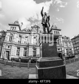 Statue von William Edward Forster, außerhalb des Broadway Shopping Centre und der Kala sangam St Peters Haus, Bradford, West Yorkshire, England. Stockfoto