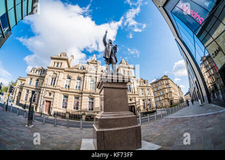 Statue von William Edward Forster, außerhalb des Broadway Shopping Centre und der Kala sangam St Peters Haus, Bradford, West Yorkshire, England. Stockfoto