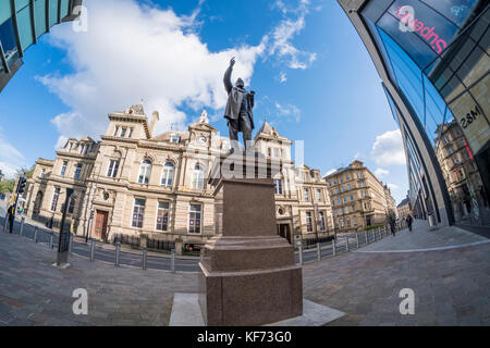 Statue von William Edward Forster, außerhalb des Broadway Shopping Centre und der Kala sangam St Peters Haus, Bradford, West Yorkshire, England. Stockfoto