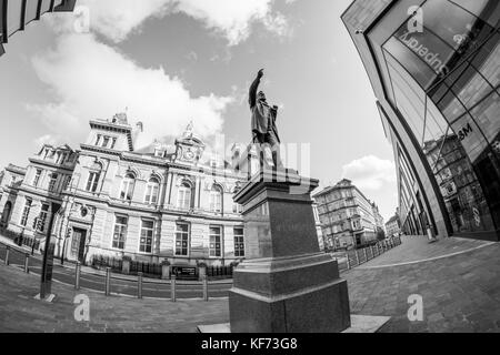 Statue von William Edward Forster, außerhalb des Broadway Shopping Centre und der Kala sangam St Peters Haus, Bradford, West Yorkshire, England. Stockfoto