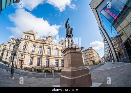 Statue von William Edward Forster, außerhalb des Broadway Shopping Centre und der Kala sangam St Peters Haus, Bradford, West Yorkshire, England. Stockfoto