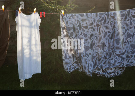 Baumwolle Bettwäsche und Handtücher, hängen auf einer Wäscheleine im Garten Stockfoto
