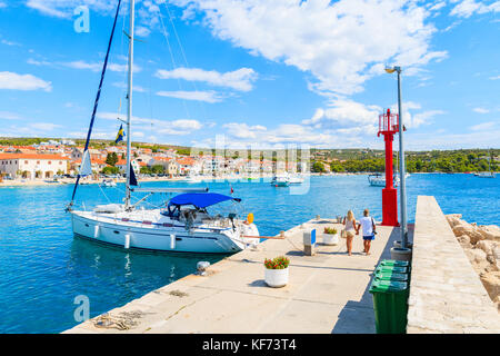 Paar von nicht identifizierten Touristen wandern im schönen Primosten segeln Hafen, Dalmatien, Kroatien Stockfoto