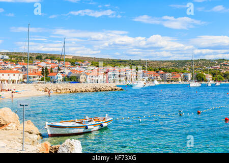 Traditionellen Fischerboot am Meer in Sibenik, Dalmatien, Kroatien Stockfoto