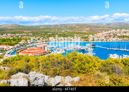 Blick auf die Marina mit Segelbooten in Rogoznica Stadt von hoher Aussichtspunkt, Dalmatien, Kroatien Stockfoto