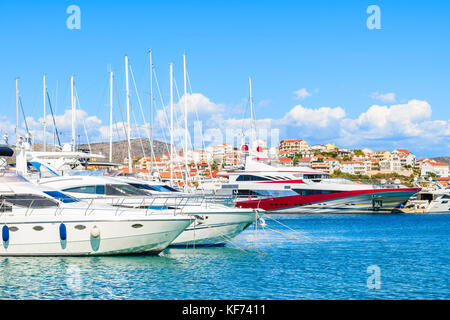 Motor- und Segelboote Verankerung in Rogoznica Port auf sonnigen Sommertag, Dalmatien, Kroatien Stockfoto