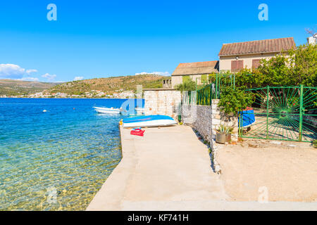 Boote und Häuser am Meer in Rogoznica Stadt, Dalmatien, Kroatien Stockfoto