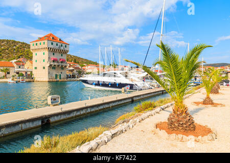 Segel- und Motorboote in Marina Agana in der Nähe von Trogir, Kroatien Stockfoto