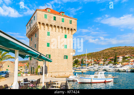 Alter Turm und von einem Boot in der Marina Agana in der Nähe von Trogir, Kroatien Stockfoto