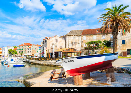 POSTIRA, Insel Brac - Sep 7, 2017: Fischerboote im Dorf mit schönen Hafen von Postira, Insel Brac, Kroatien. Stockfoto