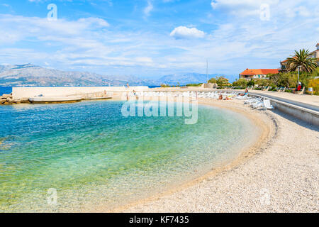 Strand mit türkisblauem Meer Wasser in Postira, Insel Brac, Kroatien Stockfoto