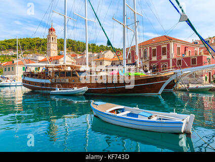 Boot- und Yachtcharter in Pucisca schöner Hafen, Insel Brac, Kroatien Stockfoto