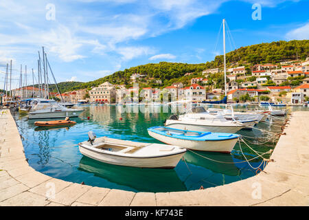 Angeln und Segeln Boote im schönen Hafen von Bol, Insel Brac, Kroatien Stockfoto