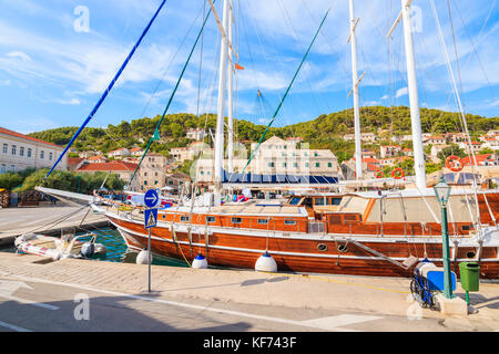 Luxus Holz- Yacht in Pucisca schöner Hafen, Insel Brac, Kroatien Stockfoto