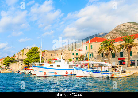 Fischerboote im Hafen von Bol, Insel Brac, Kroatien Stockfoto