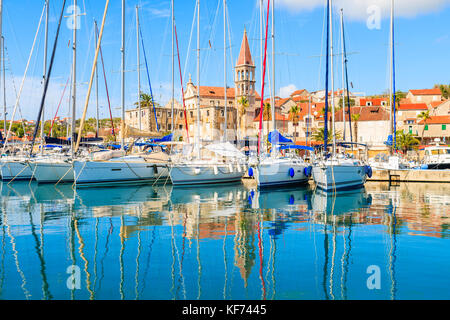 Reflexion von Segelbooten Verankerung in der schönen Marina Port mit Kirchturm im Hintergrund, Insel Brac, Kroatien Stockfoto