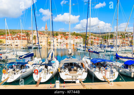 Segeln Boote ankern in schönen Milna Hafen mit bunten Häuser im Hintergrund, Insel Brac, Kroatien Stockfoto