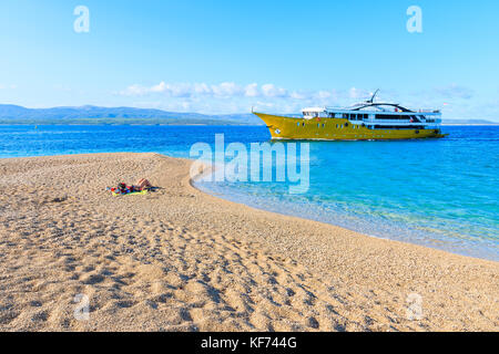 Touristische Schiff segeln auf dem azurblauen Meer in der Nähe von Zlatni Rat Strand, Insel Brac, Kroatien Stockfoto