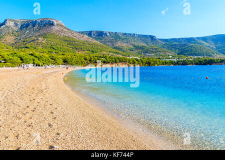 Anzeigen von leeren Strand Zlatni Rat mit schönen Meer Wasser und Berge im Hintergrund, Insel Brac, Kroatien Stockfoto