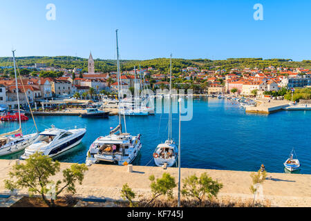 Anzeigen von Supetar Hafen mit Segelbooten und bunten Häusern auf der Insel Brac, Kroatien Stockfoto