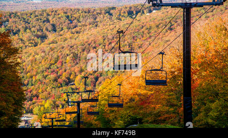 Herbst Landschaft in Berg Sutton mit wandern Menschen in Quebec Kanada Stockfoto