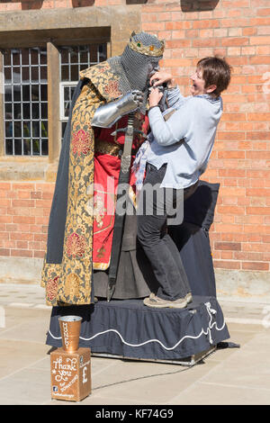 Street Entertainer mit touristischen Frau, Henley Street, Stratford-upon-Avon, Warwickshire, England, Vereinigtes Königreich Stockfoto