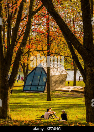 Herbst Blick auf Mont Royal am See in Montreal, Kanada Stockfoto