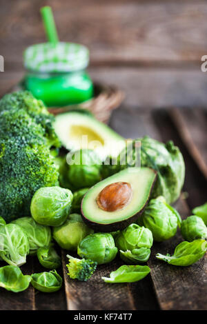 Sortiment an frischen grünen Gemüse auf hölzernen Tisch Stockfoto