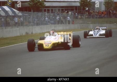 Eliseo Salazr in einem Formel-1-Auto der ATS Nummer 10 beim GP von Kanada 1982. Nach dem Sieg ist Nelson Piquet in einem Brabham-BMW. Stockfoto