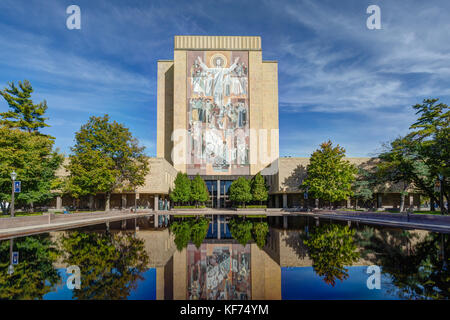 NOTRE DAME, IN/USA - Oktober 19, 2017: Wort des Lebens Wandbild, gemeinhin als "Touchdown Jesus' auf dem Campus der Universität von Notre Dame. Stockfoto