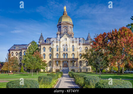 NOTRE DAME, IN/USA - Oktober 19, 2017: Hauptverwaltung Gebäude wie das "Goldene Kuppel" bekannt auf dem Campus der Universität von Notre Dame. Stockfoto