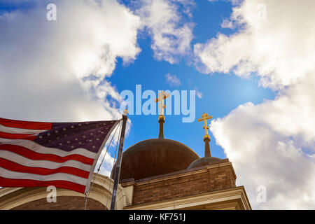 Gott segne Amerika amerikanische Flagge Kirche mit blauem Himmel und Wolken Stockfoto