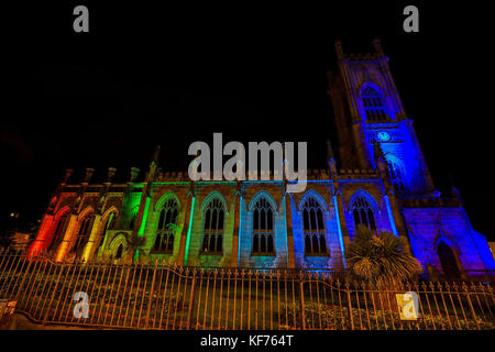 Eine neue 3-g Architectural Lighting System ist an der St. Lukas Kirche in Liverpool stellte seine Entfernung aus der Historischen england Erbe in Gefahr registrieren zu markieren. in den 185 Jahre alten gotischen Kirche leuchtet, das über den Abschluss des &Pound zu markieren; 500.000 Restaurierung des Gebäudes, die im Jahre 1941 verbrannt wurde, kann Blitz im zweiten Weltkrieg. Stockfoto