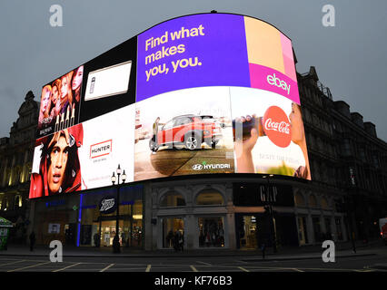 Die Werbebildschirme am Piccadilly Circus im Zentrum von London werden zum ersten Mal seit neun Monaten eingeschaltet, nachdem die elektronischen Hortfalle durch eine hochmoderne 790 Quadratmeter große Leinwand ersetzt wurden. Stockfoto