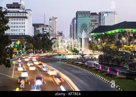 Jakarta, Indonesien - Juni 8, 2017: Verkehr, mit unscharfen Bewegung erfasst, Binsen entlang der thamrin Avenue im Herzen von Downtown District in Jakarta Stockfoto