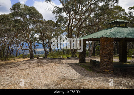 Stein suche Hütte am Mt Boyce, in den Blue Mountains, Australien. Berg Blick durch die Bäume ins Tal. Stockfoto